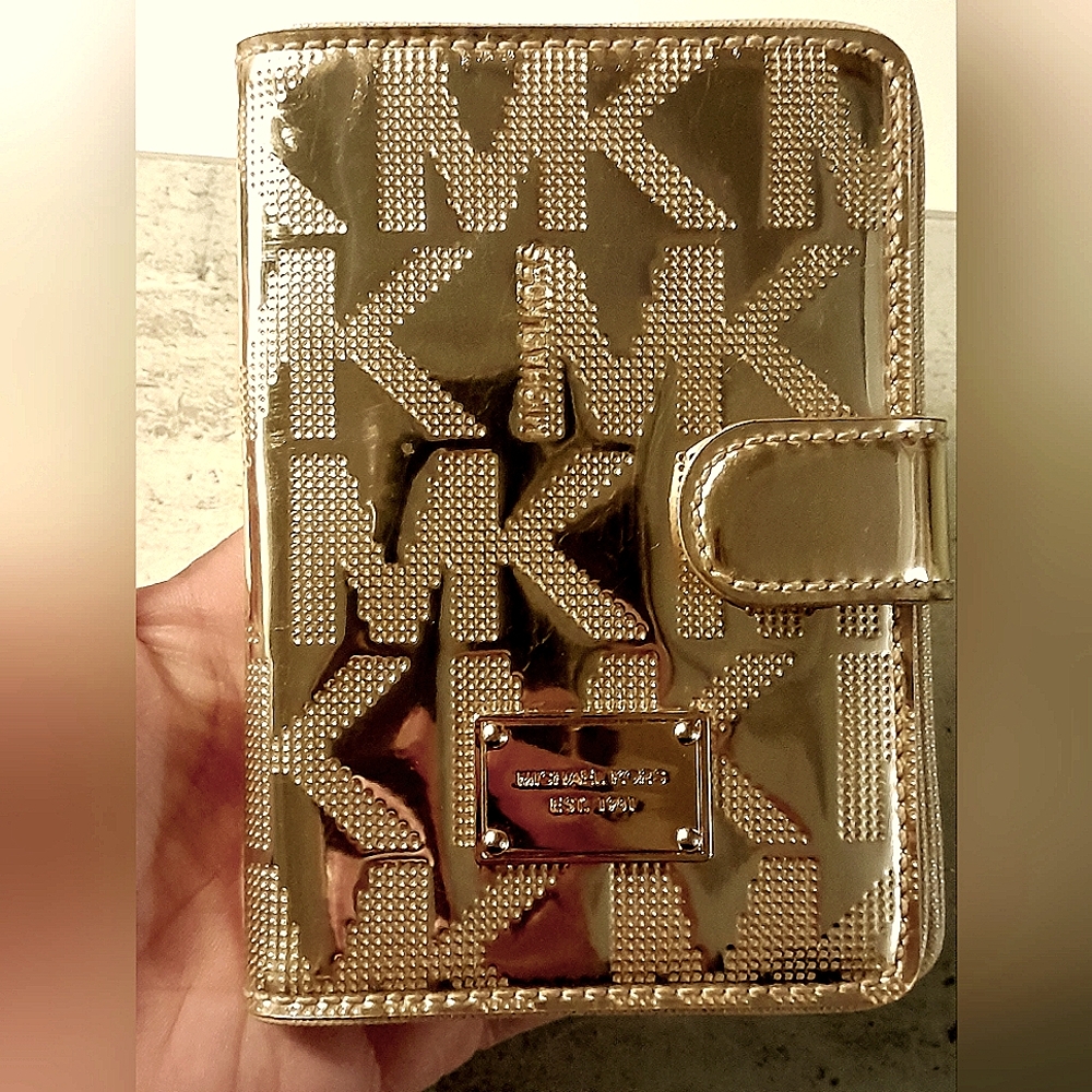 MICHAEL KORS - GOLD -  PASSPORT CARRIER